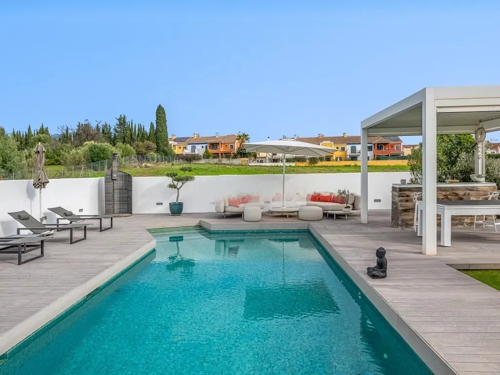 Elegante villa renovada con piscina privada y vistas abiertas al verde