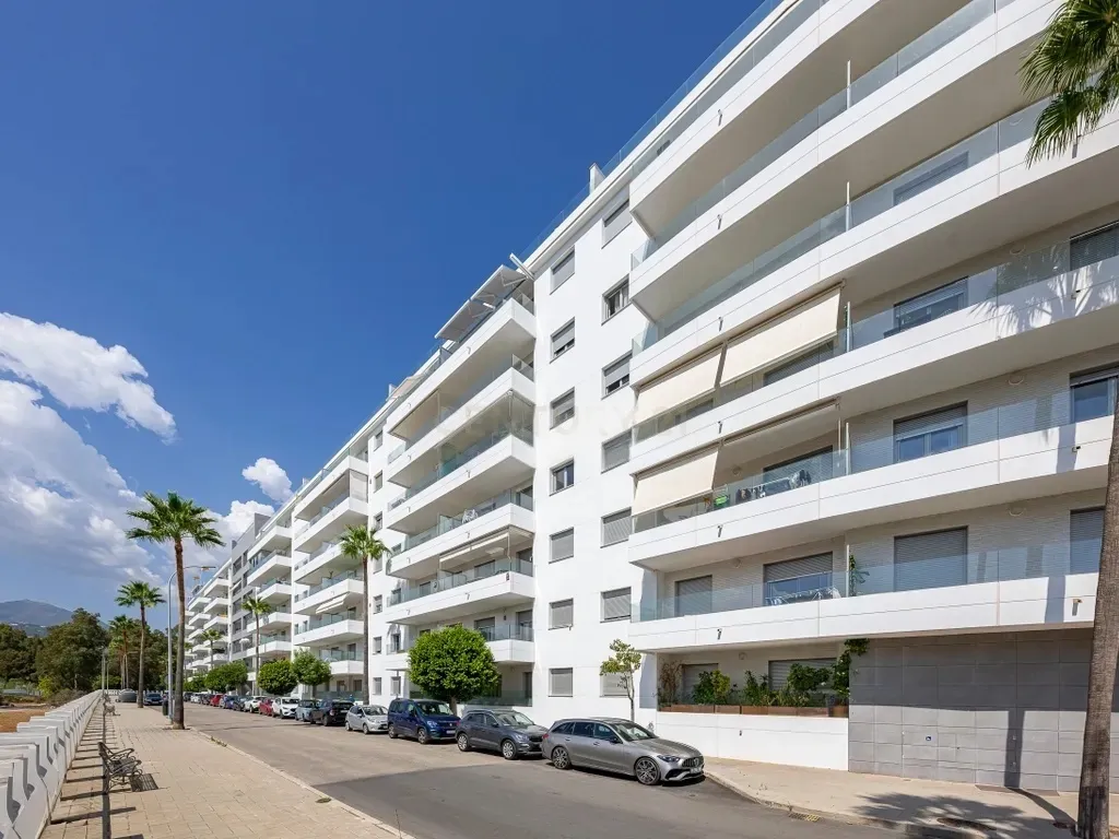 Amplio apartamento en La Campana, Nueva Andalucía con vistas al mar!