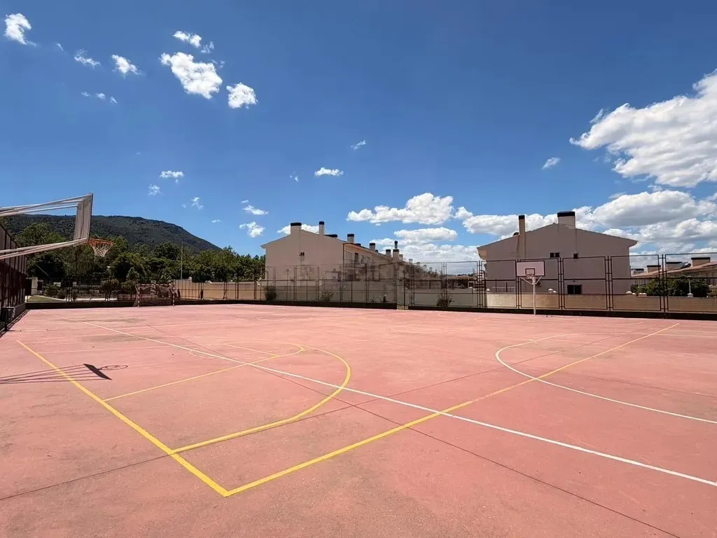 CHALET ADOSADO PREMIUM EN LOS ROSALES (CHURRIANA) – ¡LISTO PARA ENTRAR A VIVIR!