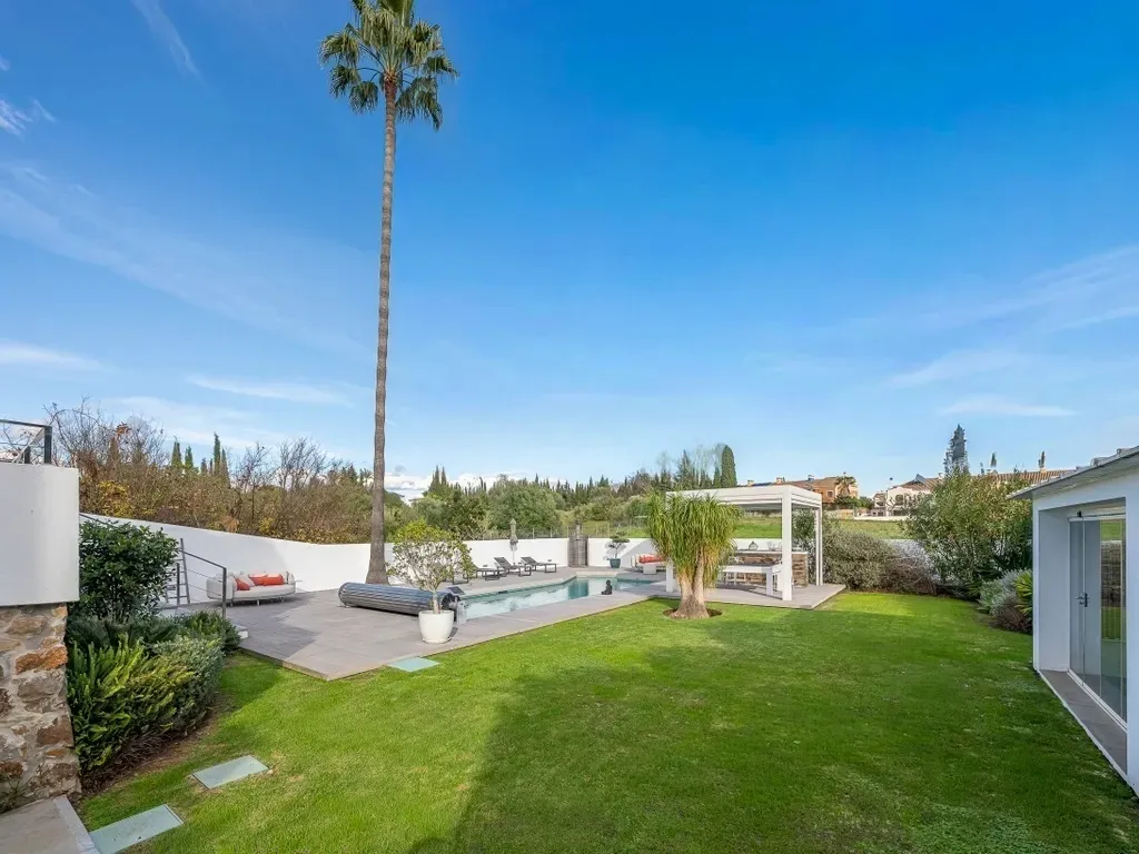 Elegante villa renovada con piscina privada y vistas abiertas al verde