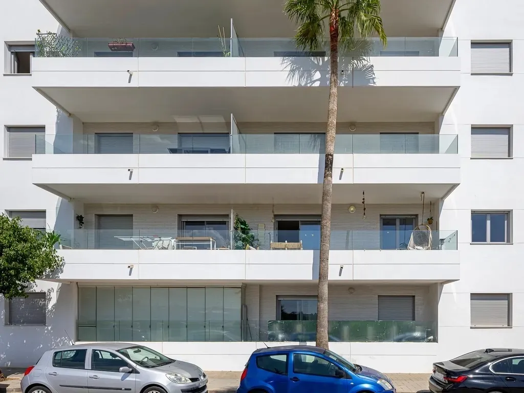 Amplio apartamento en La Campana, Nueva Andalucía con vistas al mar!