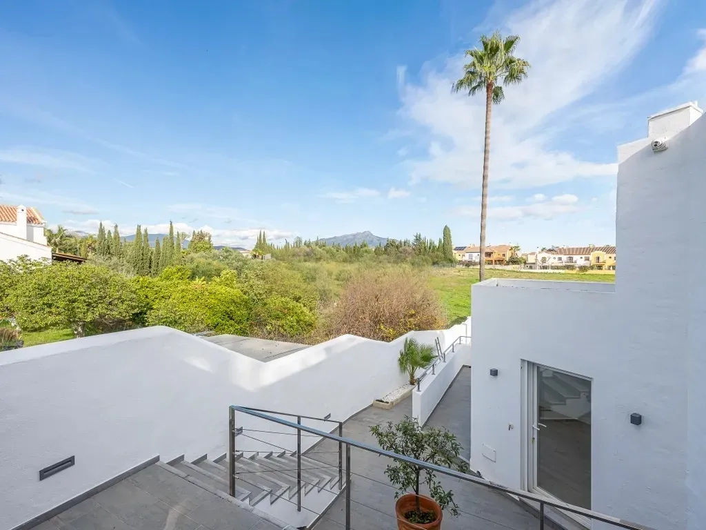 Elegante villa renovada con piscina privada y vistas abiertas al verde