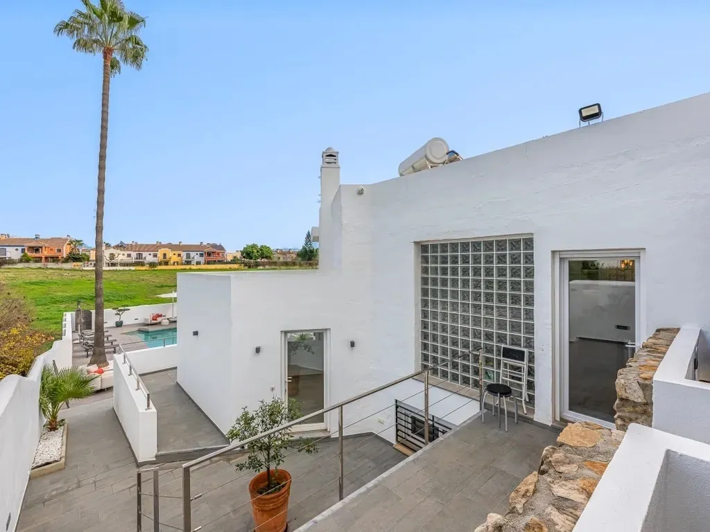 Elegante villa renovada con piscina privada y vistas abiertas al verde