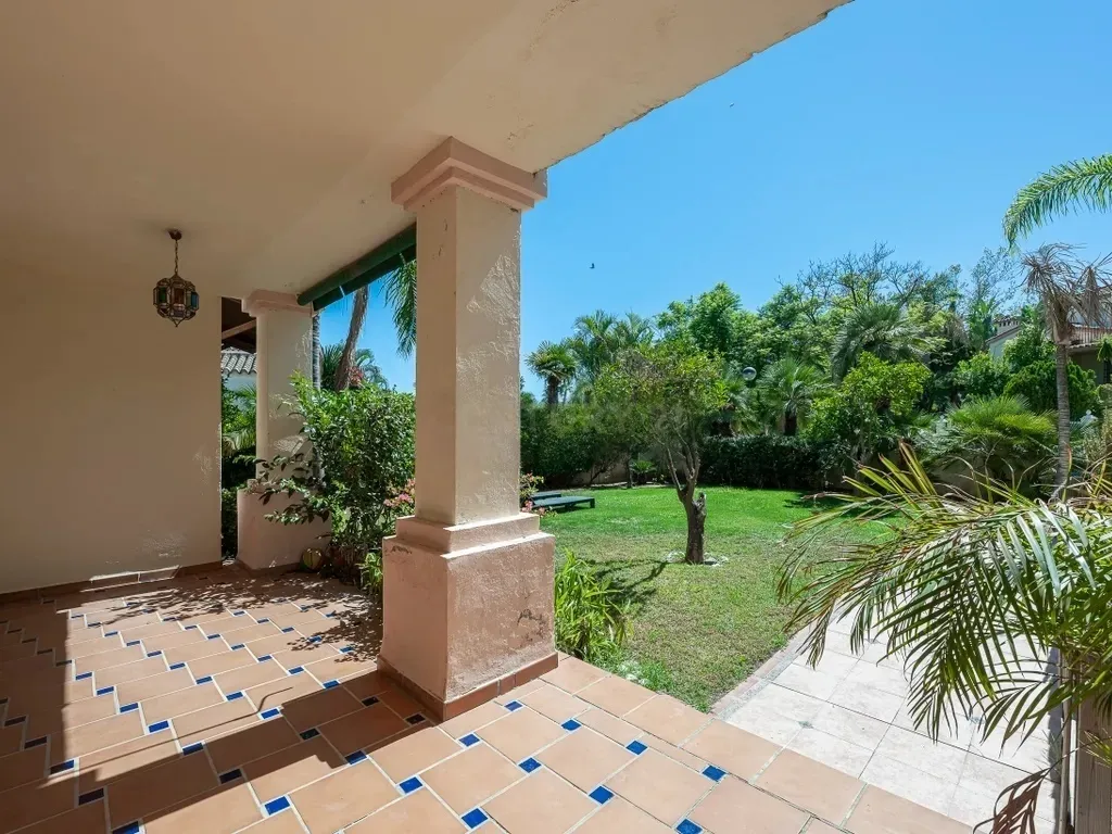 Villa en Guadalmina Alta: Su elegante oasis en Marbella