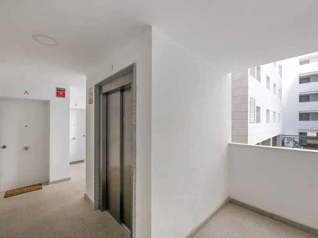 Amplio apartamento en La Campana, Nueva Andalucía con vistas al mar!