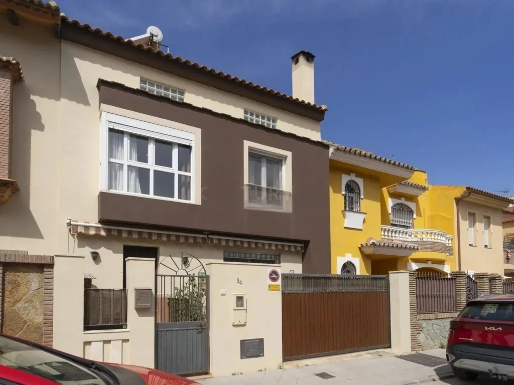 Casa de 4 dormitorios con altillo de 56 m², terraza privada y excelente conexión en Campanillas