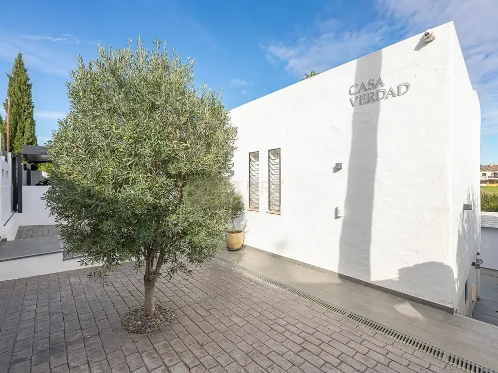 Elegante villa renovada con piscina privada y vistas abiertas al verde