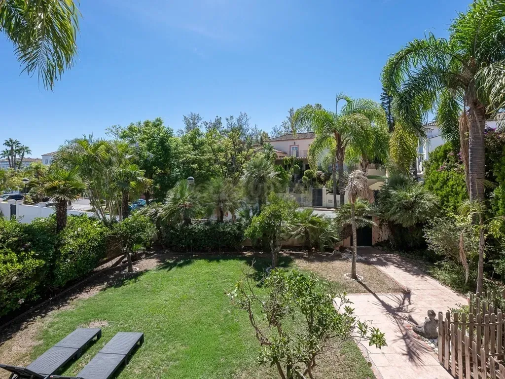 Villa en Guadalmina Alta: Su elegante oasis en Marbella