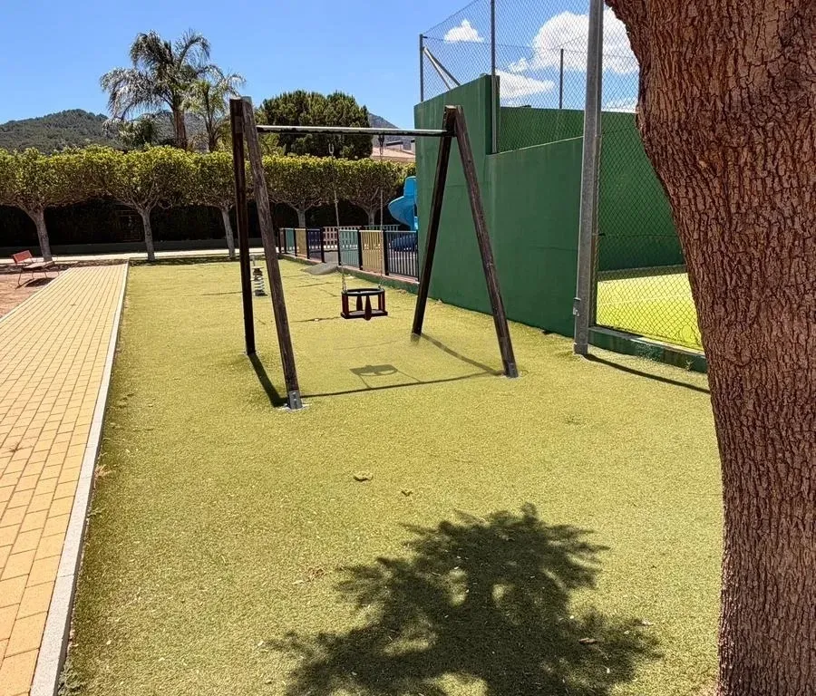 CHALET ADOSADO PREMIUM EN LOS ROSALES (CHURRIANA) – ¡LISTO PARA ENTRAR A VIVIR!