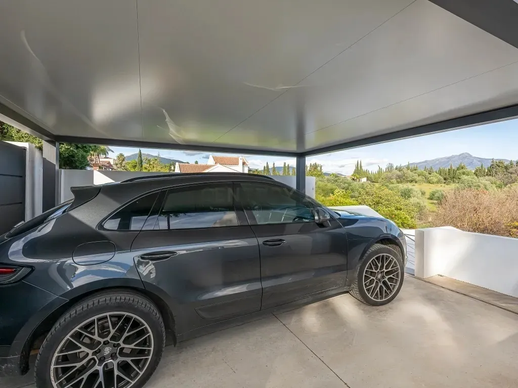 Elegante villa renovada con piscina privada y vistas abiertas al verde
