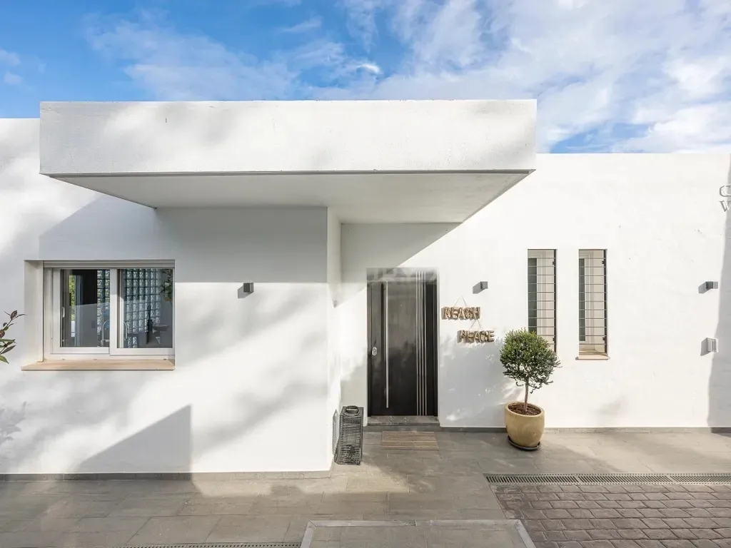 Elegante villa renovada con piscina privada y vistas abiertas al verde