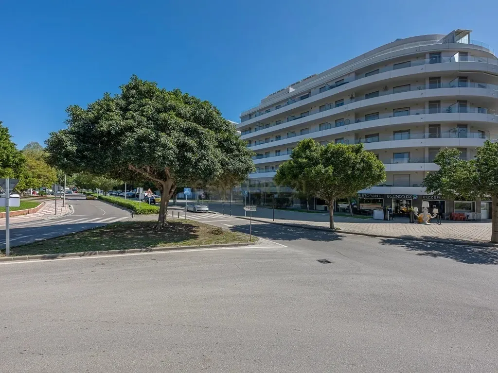 Amplio apartamento en La Campana, Nueva Andalucía con vistas al mar!