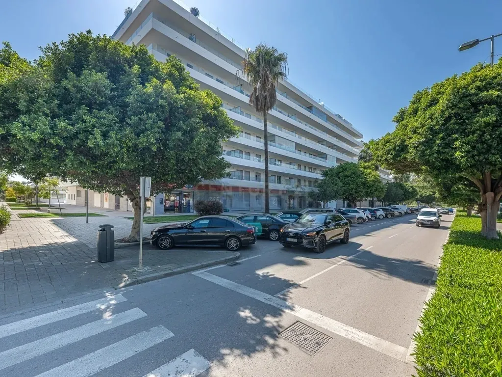 Amplio apartamento en La Campana, Nueva Andalucía con vistas al mar!