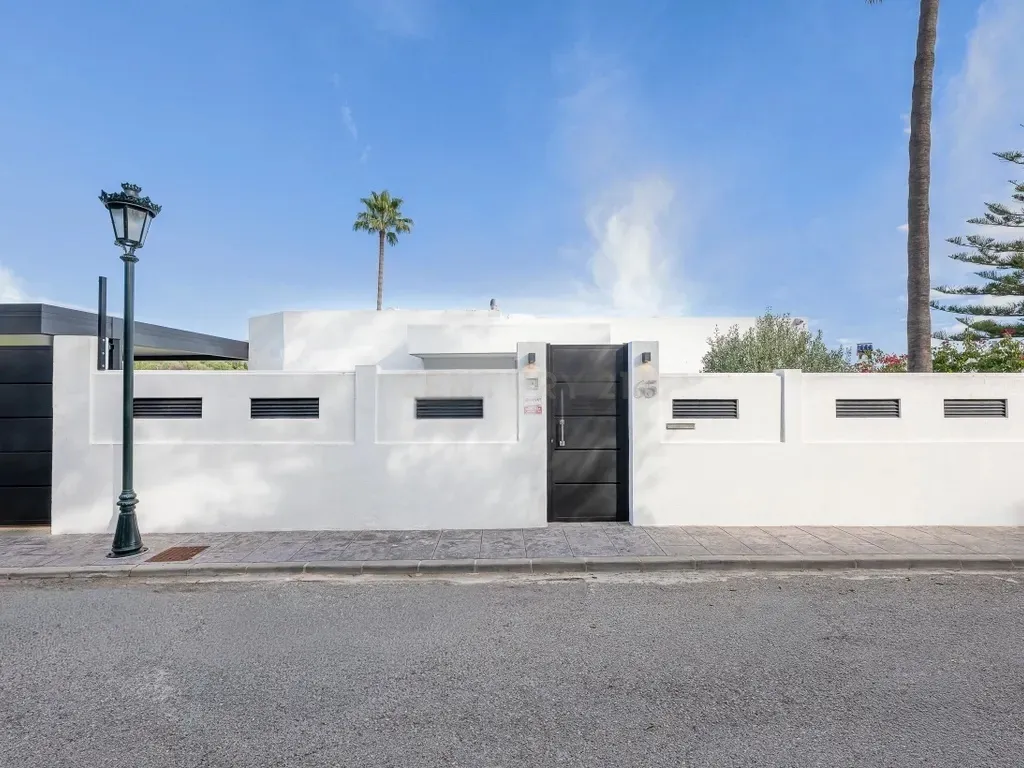 Elegante villa renovada con piscina privada y vistas abiertas al verde