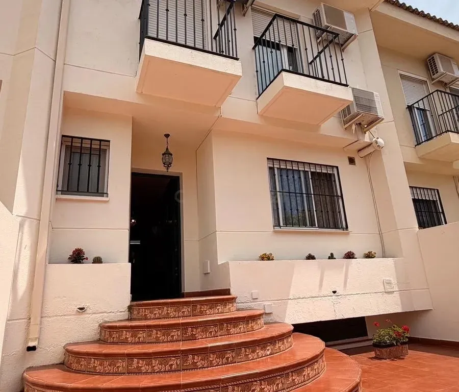 CHALET ADOSADO PREMIUM EN LOS ROSALES (CHURRIANA) – ¡LISTO PARA ENTRAR A VIVIR!