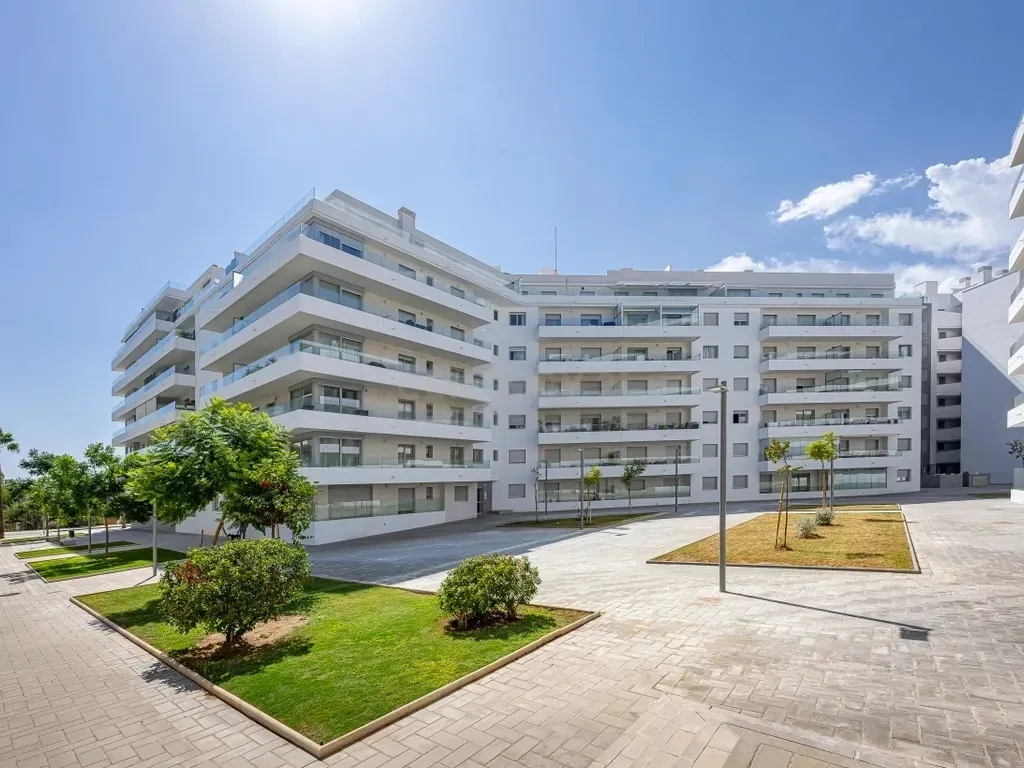 Amplio apartamento en La Campana, Nueva Andalucía con vistas al mar!