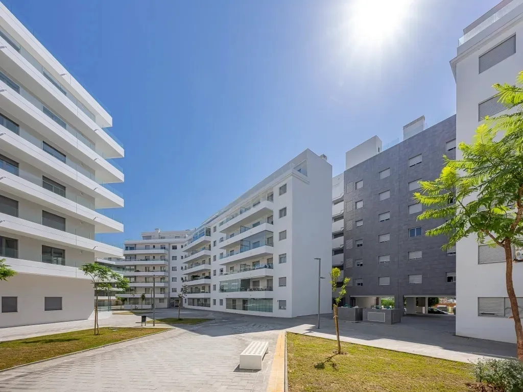 Amplio apartamento en La Campana, Nueva Andalucía con vistas al mar!