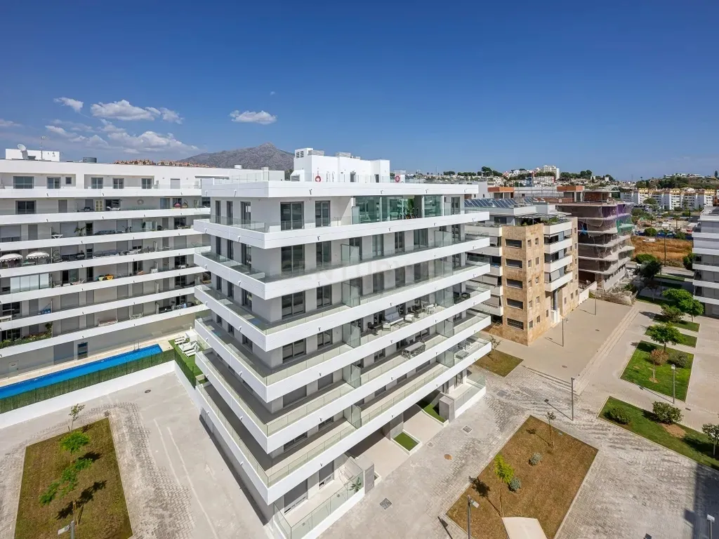 Amplio apartamento en La Campana, Nueva Andalucía con vistas al mar!
