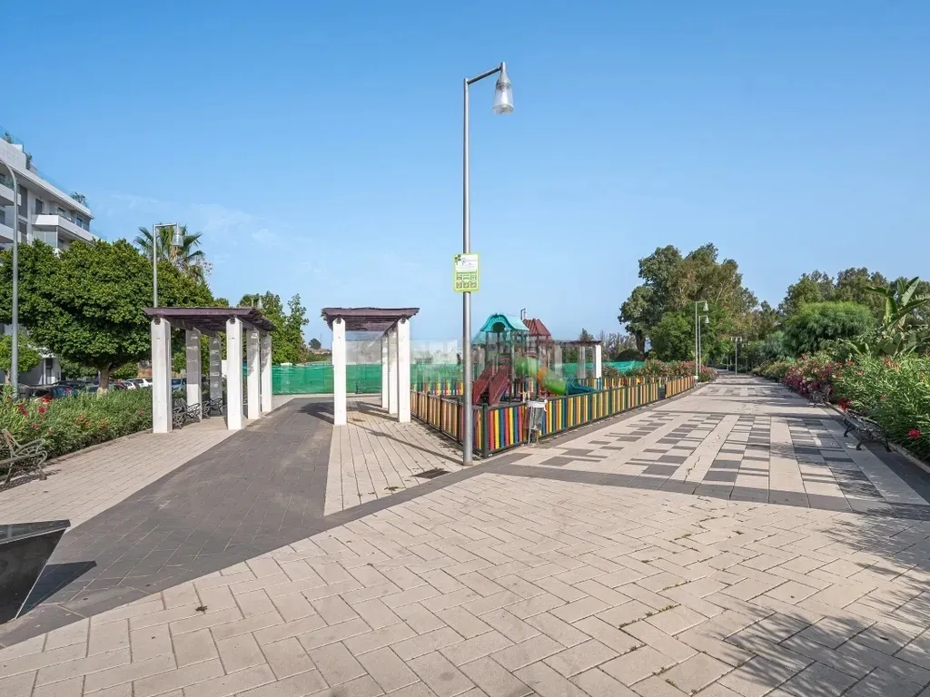 Amplio apartamento en La Campana, Nueva Andalucía con vistas al mar!