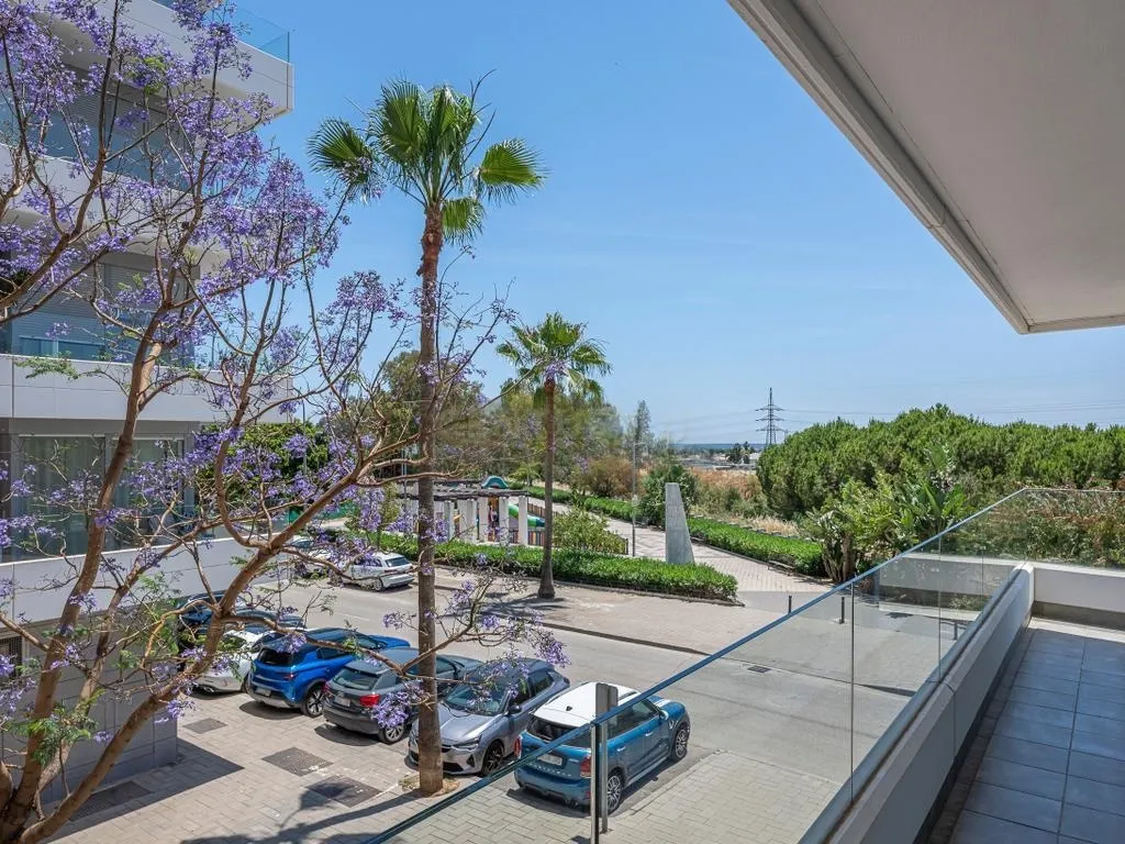 Amplio apartamento en La Campana, Nueva Andalucía con vistas al mar!