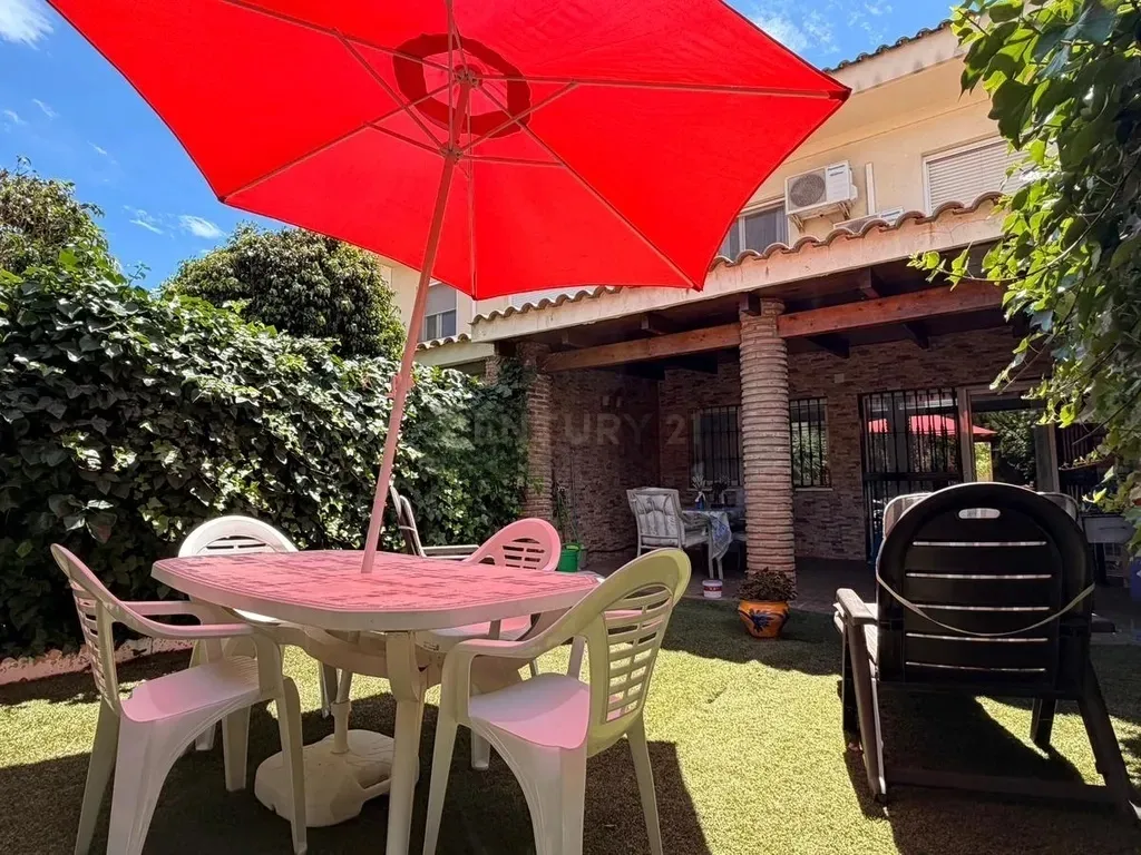 CHALET ADOSADO PREMIUM EN LOS ROSALES (CHURRIANA) – ¡LISTO PARA ENTRAR A VIVIR!