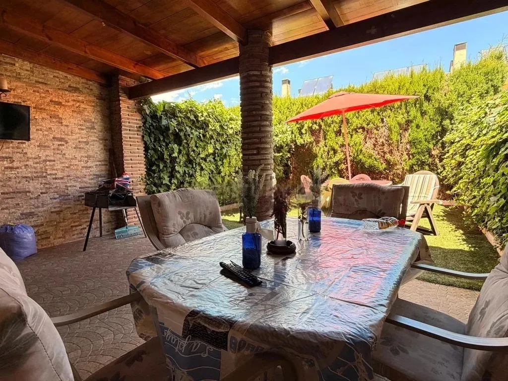 CHALET ADOSADO PREMIUM EN LOS ROSALES (CHURRIANA) – ¡LISTO PARA ENTRAR A VIVIR!