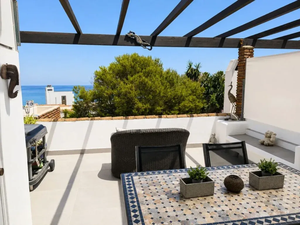 Apartamento de 3 dormitorios con terraza y vistas al mar en Buenas Noches, Estepona — Buenas Noches, Estepona, Costa del Sol, Málaga. Ref. R5411437
