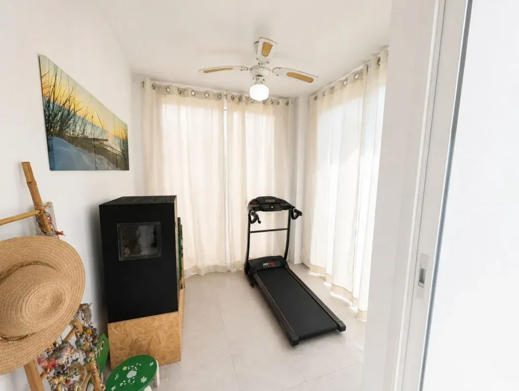 Apartamento de 3 dormitorios con terraza y vistas al mar en Buenas Noches, Estepona