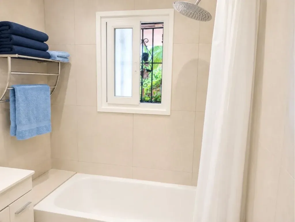 Apartamento de 3 dormitorios con terraza y vistas al mar en Buenas Noches, Estepona