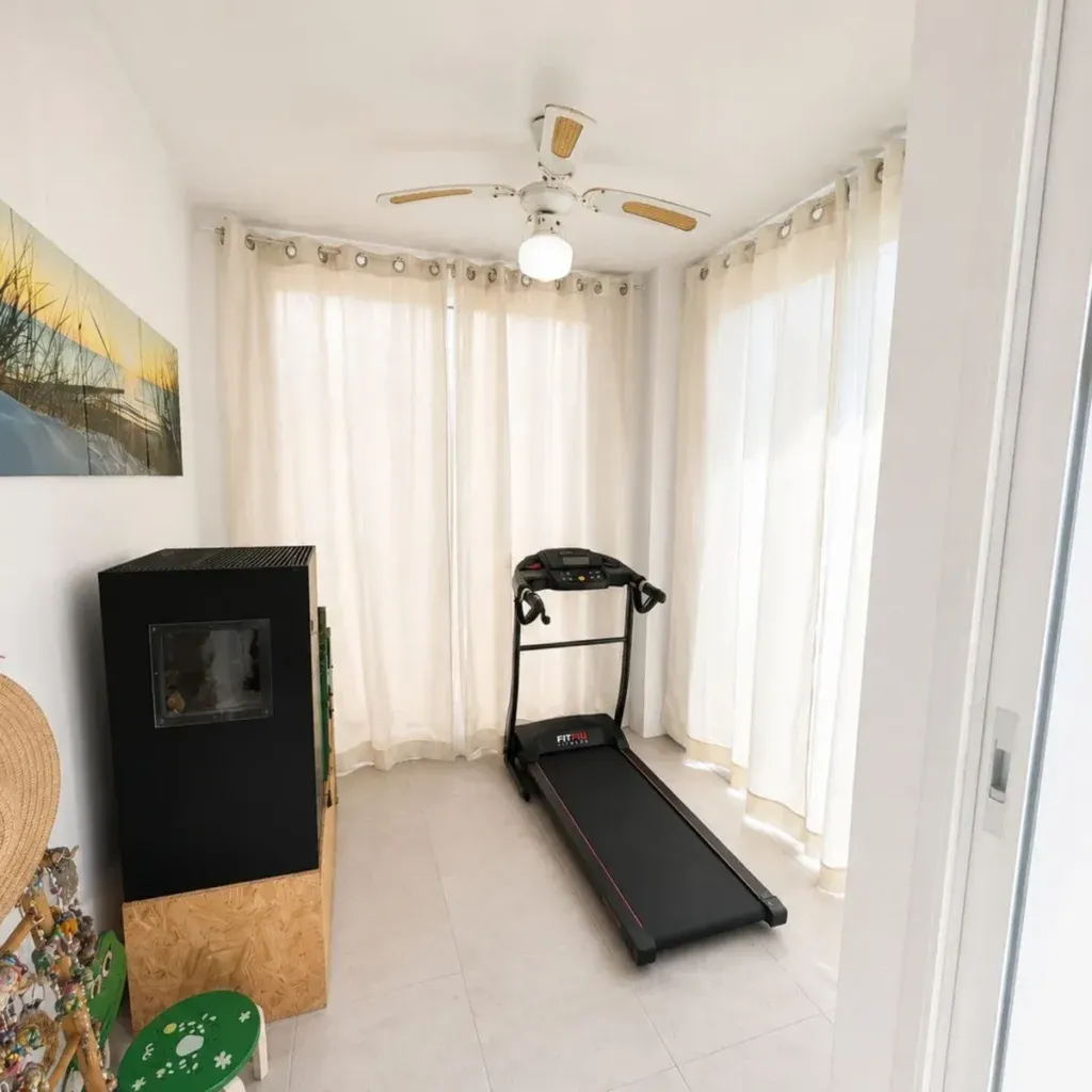 Apartamento de 3 dormitorios con terraza y vistas al mar en Buenas Noches, Estepona