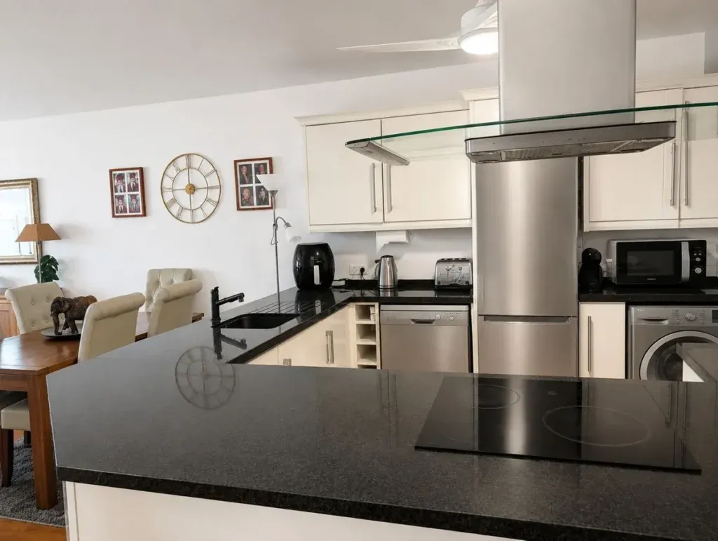 Apartamento de 3 dormitorios con terraza y vistas al mar en Buenas Noches, Estepona