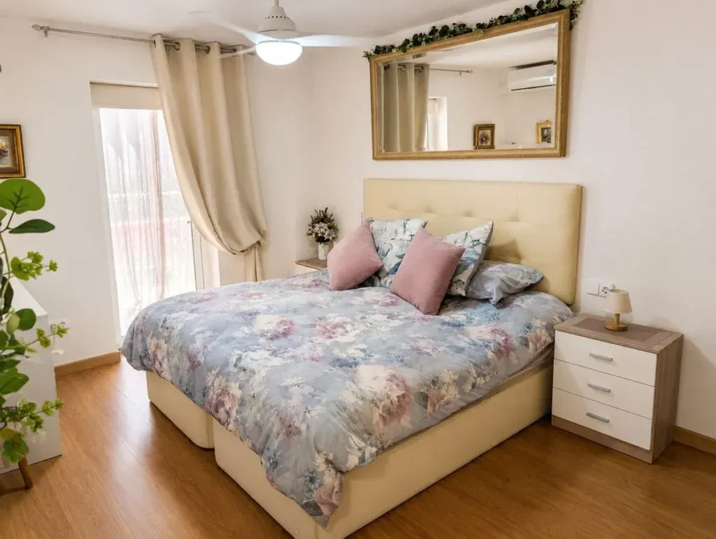 Apartamento de 3 dormitorios con terraza y vistas al mar en Buenas Noches, Estepona