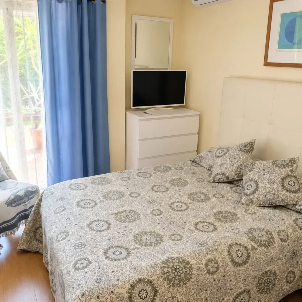 Apartamento de 3 dormitorios con terraza y vistas al mar en Buenas Noches, Estepona