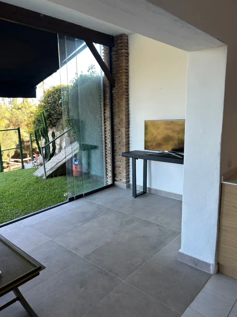 Apartamento reformado de 3 dormitorios y vistas al mar en Calahonda, Mijas