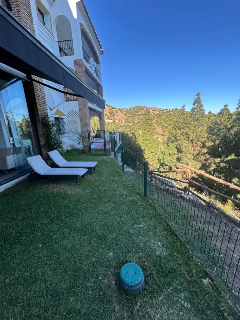 Apartamento reformado de 3 dormitorios y vistas al mar en Calahonda, Mijas