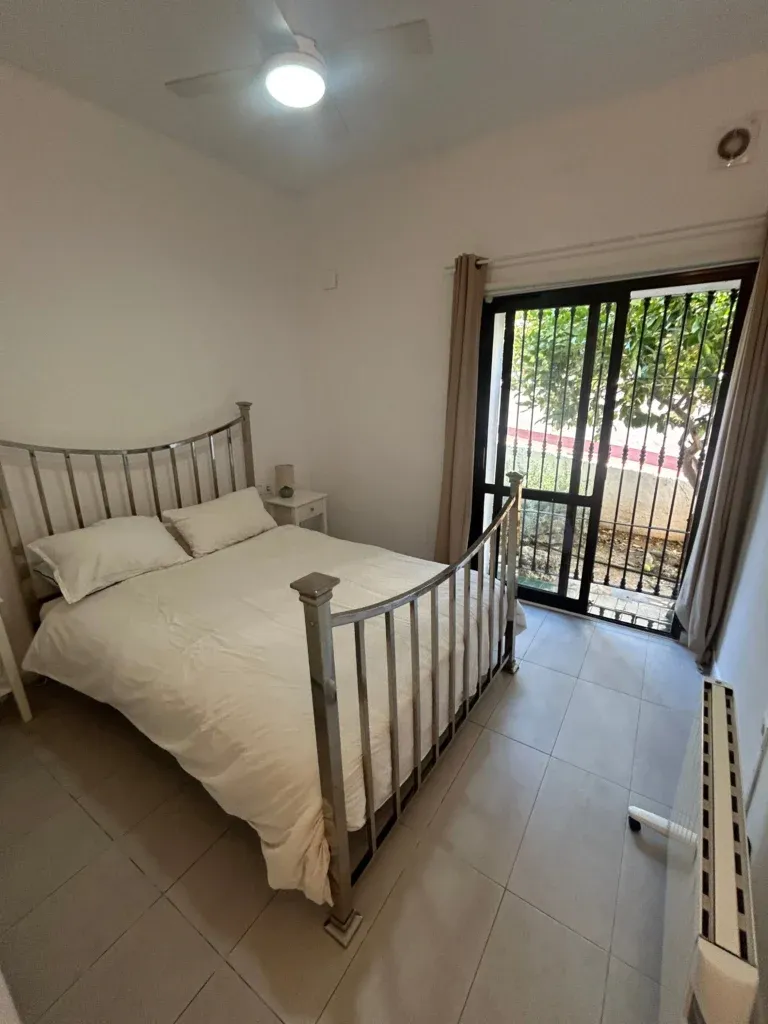 Apartamento reformado de 3 dormitorios y vistas al mar en Calahonda, Mijas