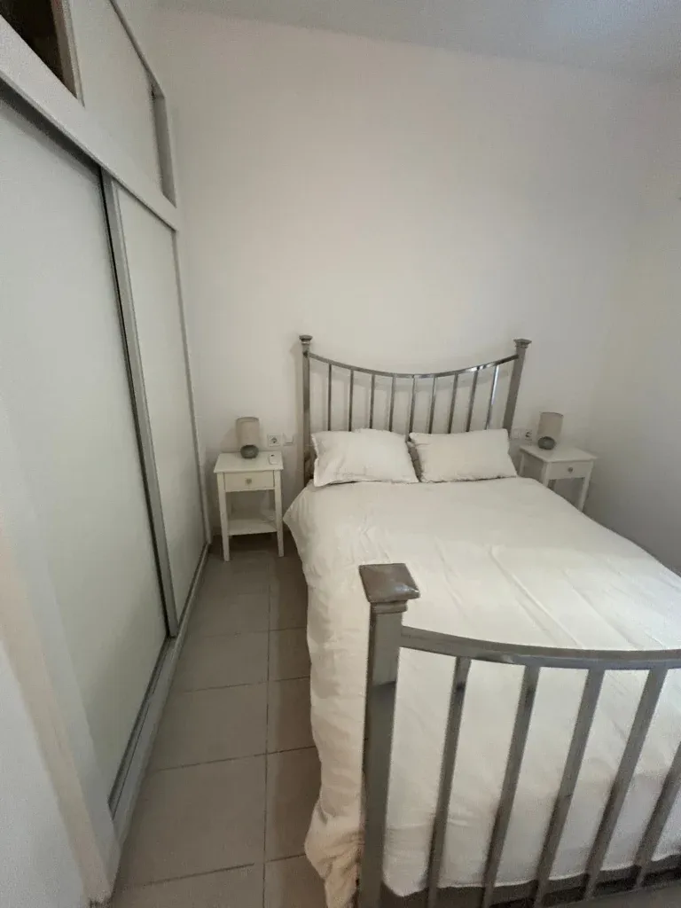 Apartamento reformado de 3 dormitorios y vistas al mar en Calahonda, Mijas