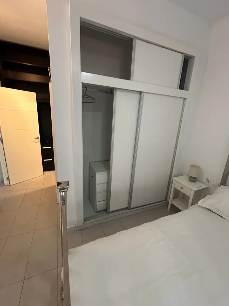 Apartamento reformado de 3 dormitorios y vistas al mar en Calahonda, Mijas