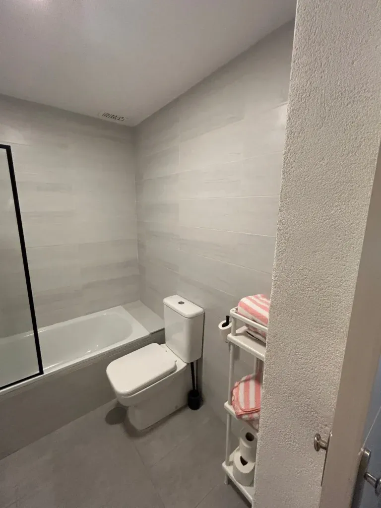 Apartamento reformado de 3 dormitorios y vistas al mar en Calahonda, Mijas