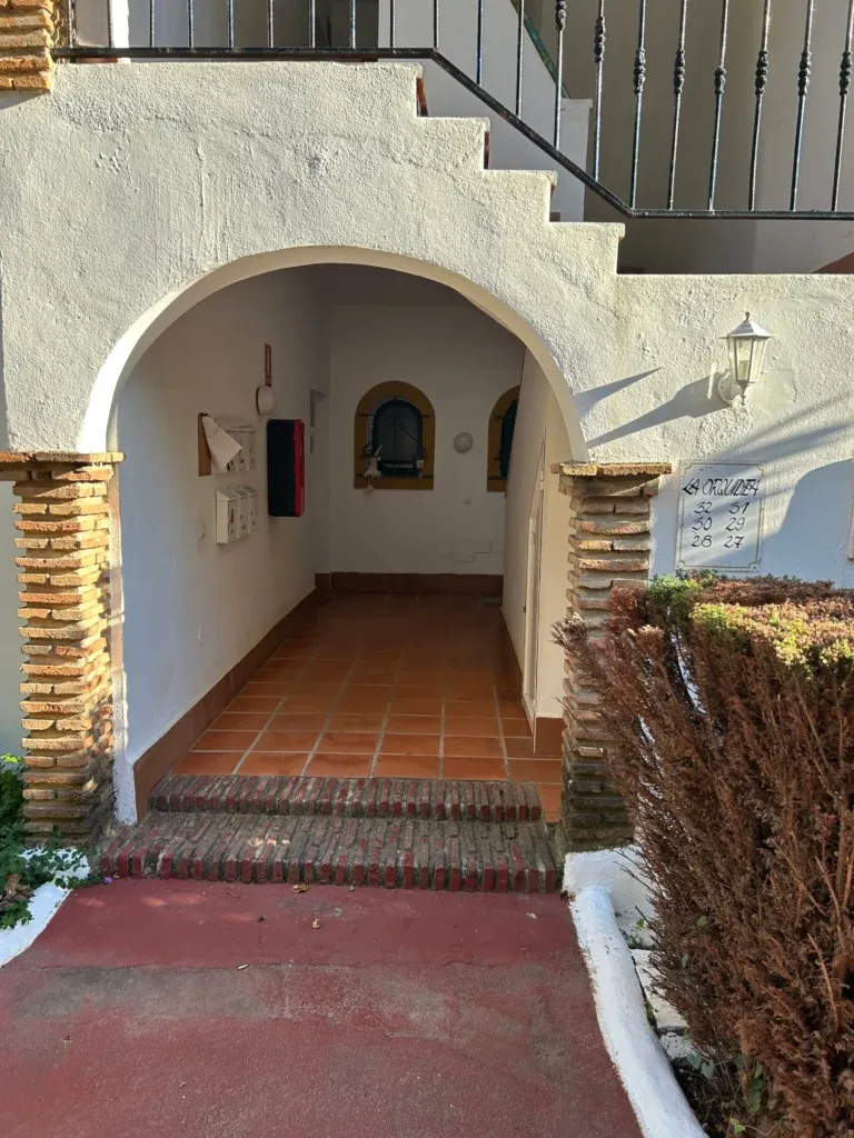Apartamento reformado de 3 dormitorios y vistas al mar en Calahonda, Mijas