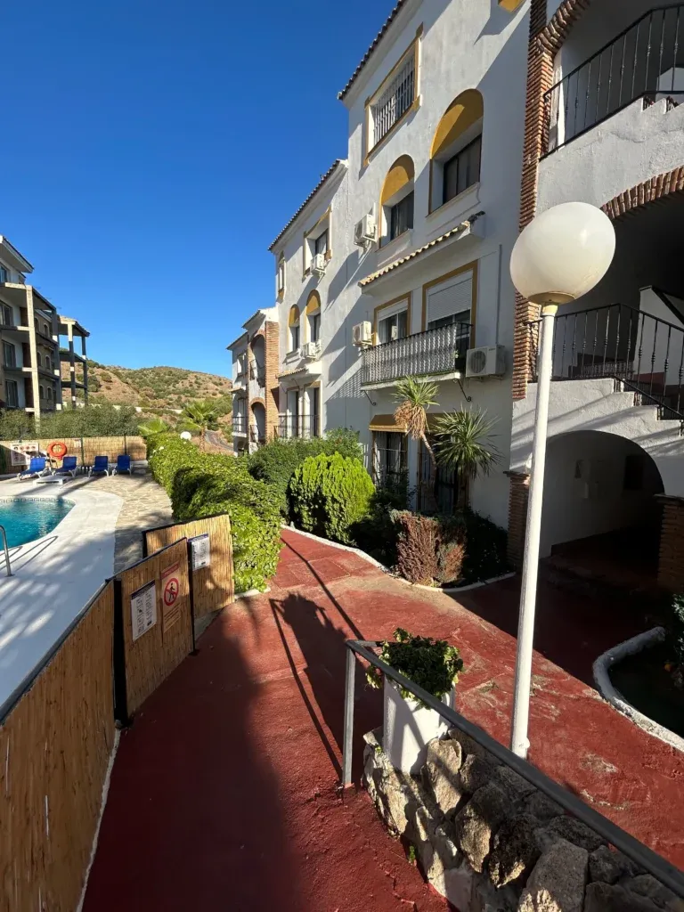 Apartamento reformado de 3 dormitorios y vistas al mar en Calahonda, Mijas