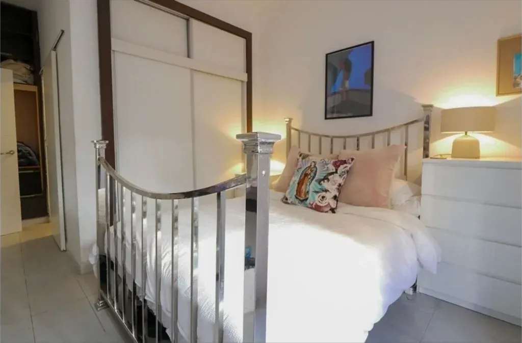 Apartamento reformado de 3 dormitorios y vistas al mar en Calahonda, Mijas