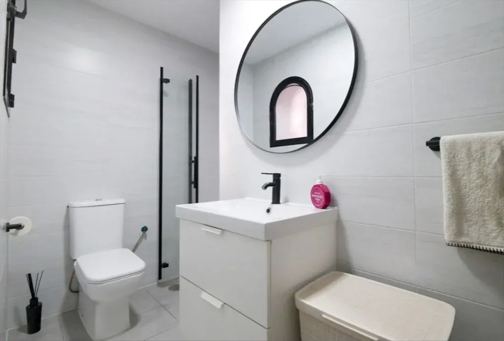 Apartamento reformado de 3 dormitorios y vistas al mar en Calahonda, Mijas