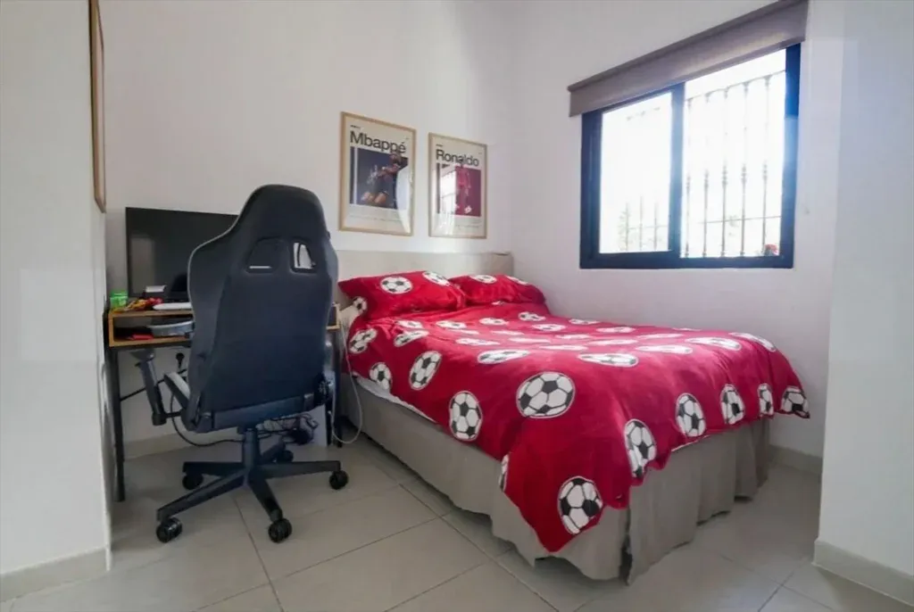 Apartamento reformado de 3 dormitorios y vistas al mar en Calahonda, Mijas