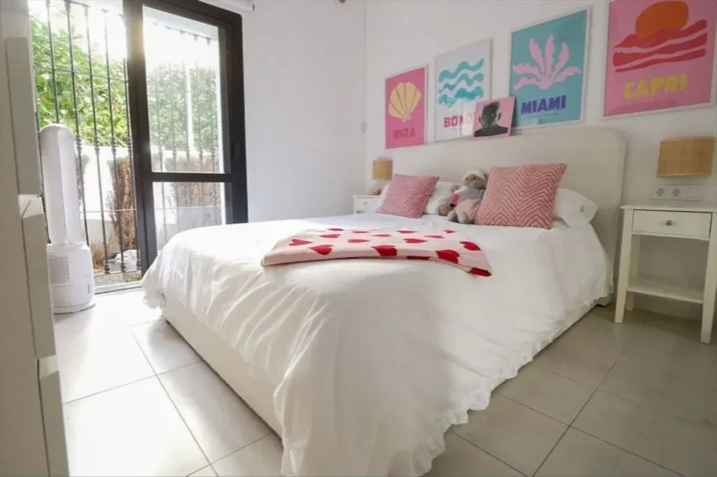 Apartamento reformado de 3 dormitorios y vistas al mar en Calahonda, Mijas