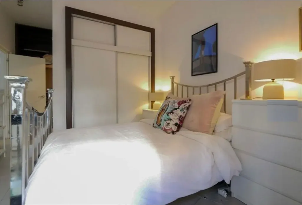 Apartamento reformado de 3 dormitorios y vistas al mar en Calahonda, Mijas