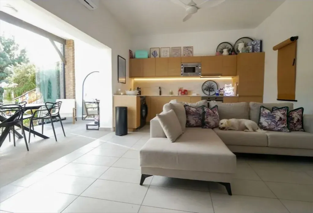 Apartamento reformado de 3 dormitorios y vistas al mar en Calahonda, Mijas — Sitio de Calahonda, Mijas, Costa del Sol. Ref. 5169