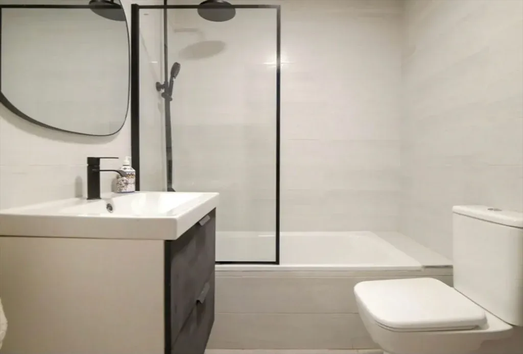 Apartamento reformado de 3 dormitorios y vistas al mar en Calahonda, Mijas