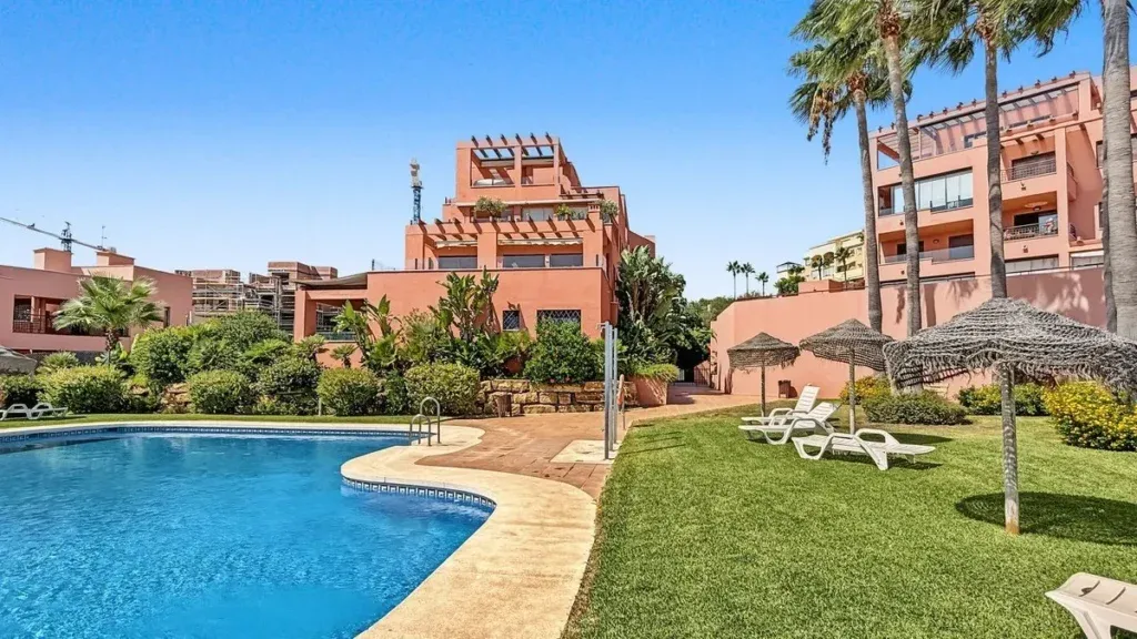 Apartamento de 2 dormitorios con terraza, garaje y piscina en Mijas Costa — Mijas Costa, Málaga. Ref. R5492461