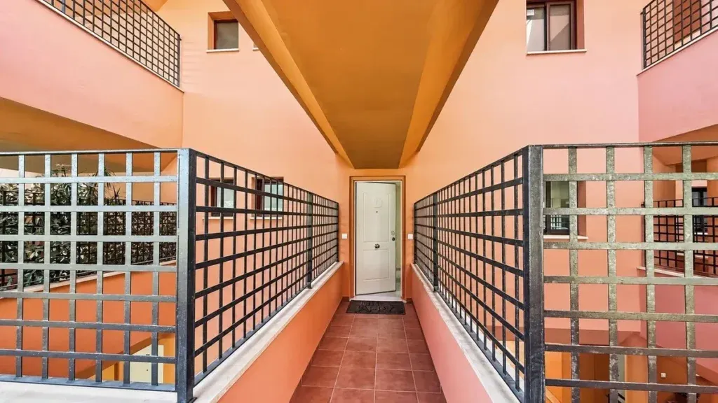 Apartamento de 2 dormitorios con terraza, garaje y piscina en Mijas Costa
